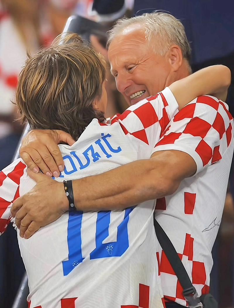 跟队记者：普利希奇参加部分合练，明天将决定他能否参赛（队记：普利希奇仅参加部分合练，能否出战将于明日定夺）