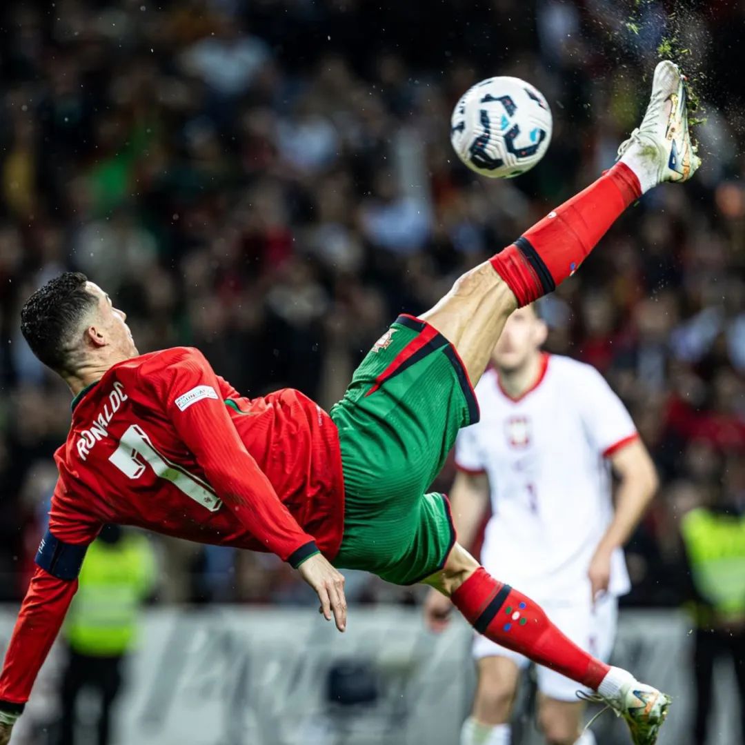 神之一脚！德甲保级队惊现蝎子摆尾式神仙球，现场视角，太丝滑了（逆天一脚！德甲保级队上演蝎子摆尾神球，现场视角行云流水）