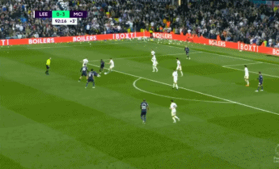 马德兴：中国足球受冷遇因成绩没突破，地方超火爆是大众怒其不争（马德兴：国足成绩难破局致整体遇冷，地方热度高因球迷恨铁不成钢）