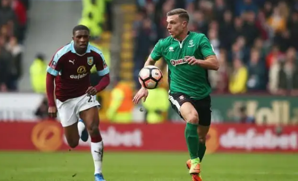 记者：蒯纪闻左臂疑似骨裂，刘浩帆膝盖内侧副韧带出现伤病（据报道，两名球员受伤：一人疑似左臂骨裂，另一人膝内侧副韧带受损）