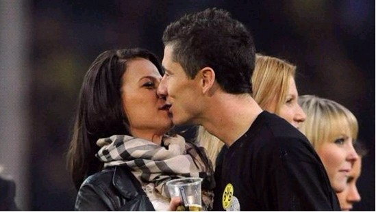 荷兰女国脚罗尔德公开谈论与女友恋情，两人曾因亲密照片受批评（荷兰女足国脚罗尔德谈与女友恋情：亲密合照曾惹争议）