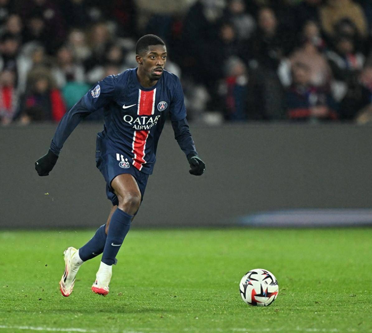 足球英超球队内部录像流出，球员争吵曝光（英超俱乐部内部视频泄露，球员争执画面曝光）