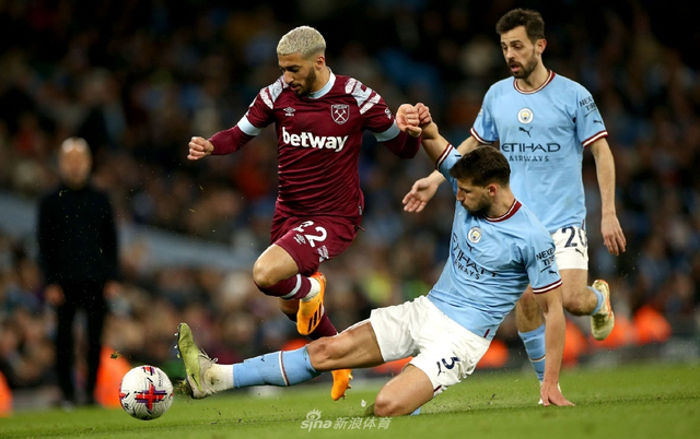 竟是“熟人”？被肘击的奥谢2021年因干扰C罗点球被打一巴掌（原来是旧相识？遭肘击的奥谢曾在2021年因干扰C罗点球被掌掴）